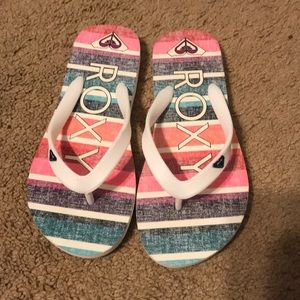 Roxy flip flops.